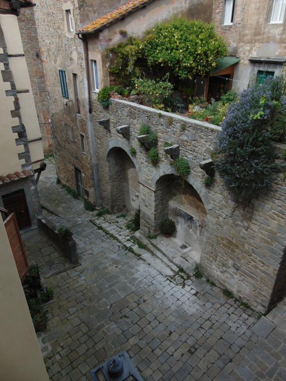 Domus Ghibellinae- Fonte Di San Benedetto Apartment Cortona Room photo